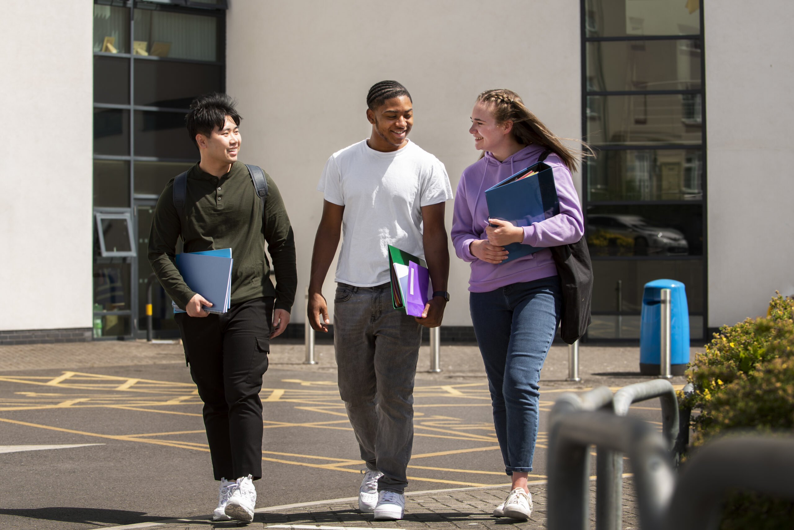 college-students-cramming-outdoor